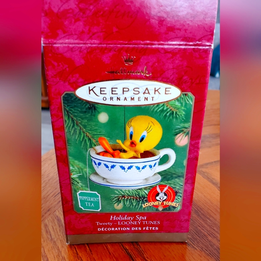 Hallmark Keepsake Ornament - Tweety in Teacup 2001. NWOT